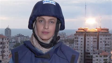 El Momento Exacto En El Que Un Misil Cae Sobre Un Edificio En Palestina