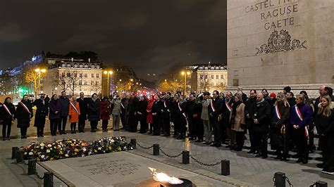 Cérémonie de ravivage de la Flamme sous lArc de Triomphe le 22 janvier