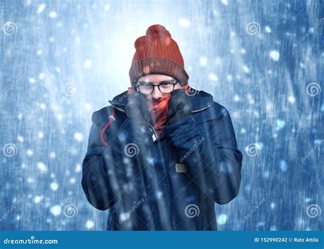 Menino Consider Vel Que Tirita No Conceito Da Tempestade De Neve Foto