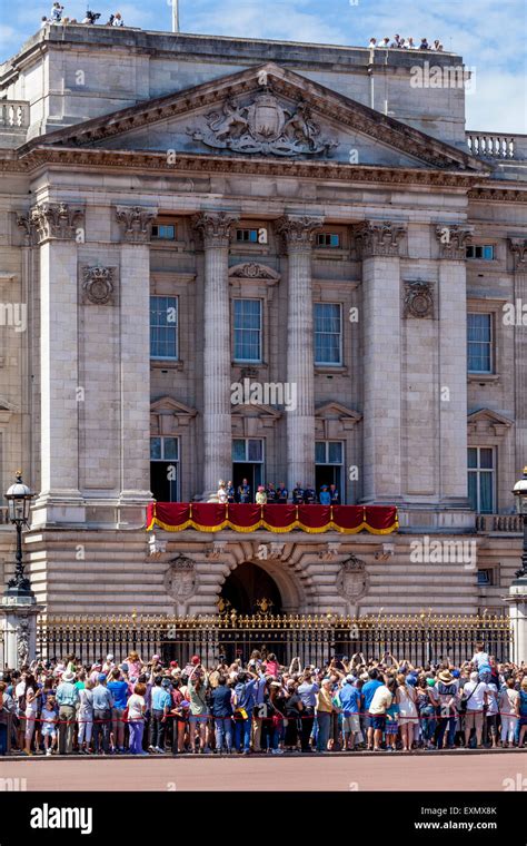 The British Royal Family Standing On The Balcony Of Buckingham Palace ...