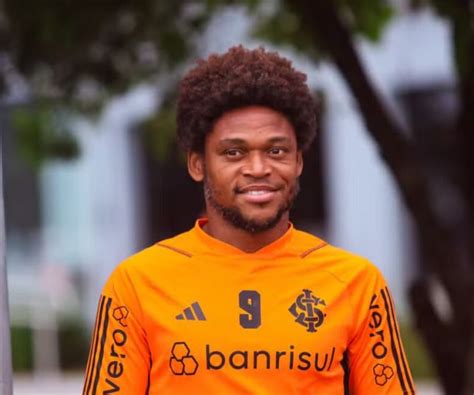 Not Cias Vit Ria Negocia A Contrata O Do Atacante Luiz Adriano Do