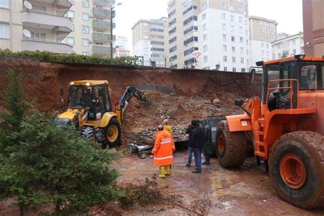 Kahramanmaraş ta sitenin istinat duvarı arabaların üzerine çöktü