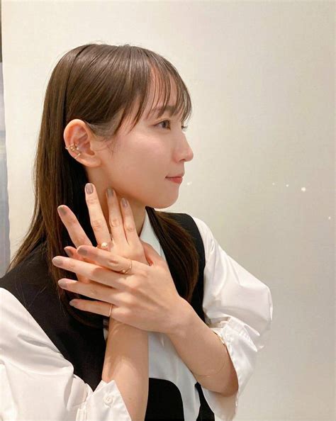 「透明感がハンパない」女優の吉岡里帆、胸元が特徴の“不思議系コーデ”に「里帆ちゃんしか勝たん！」など圧倒的称賛の声続々！（現代ビジネス