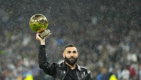 Real Madrid Benzema Soulève Le Trophée Du Ballon Dor à Bernabéu Avec