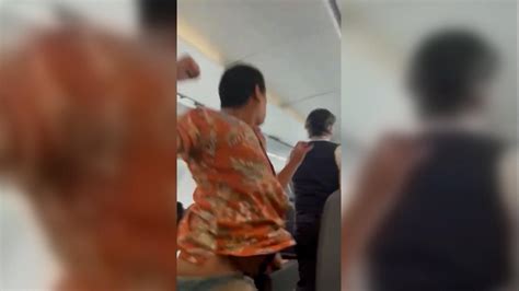 Video Passenger Attacks American Airlines Flight Attendant Cnn Video