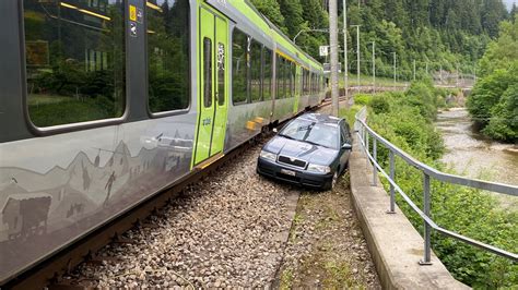 Autofahrer Bei Kollision Mit Zug Leicht Verletzt Bahnblogstelle