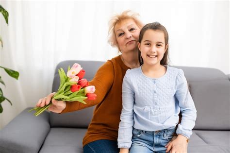 Petite Fille Rendant Visite à Sa Grand mère Malade Donnant Des Fleurs