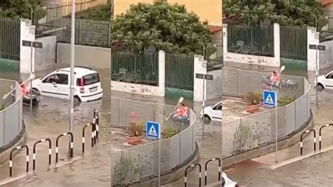 Bari Maltempo Strade Allagate C Chi Esce In Canoa