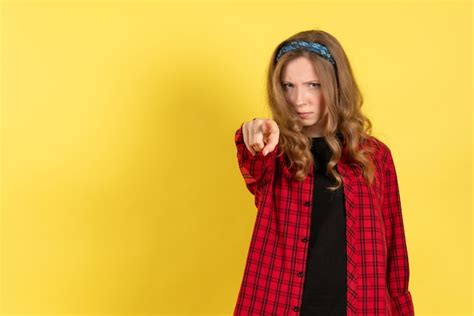 Mulher Jovem De Frente Para A Camisa Quadriculada Vermelha Em P E