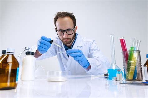 Retrato de um jovem cientista químico ou médico realiza pesquisas