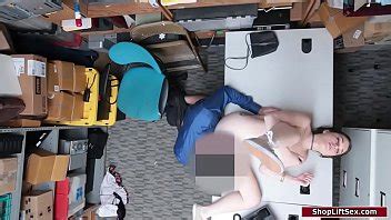 Ladrón se folla al oficial para ponerse de su lado XVIDEOS