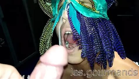 4k milf i glasögon och läppstift ger en stor avsugning och får en enorm ansiktsbehandling