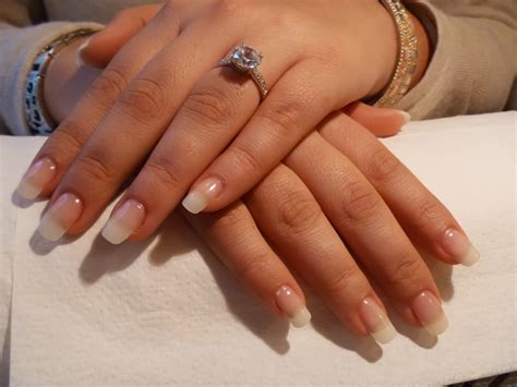 Fluffy Nails Poses De Faux Ongles Gel Naturelles Sur Clientes