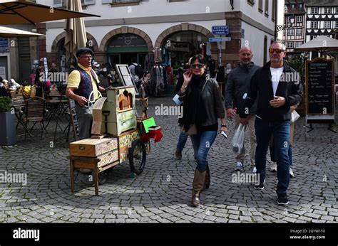 Barrel Organ Grinder Hi Res Stock Photography And Images Alamy