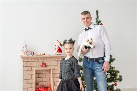 Feliz Joven Padre Y Su Hija En Casa Con Rbol De Navidad Foto Premium