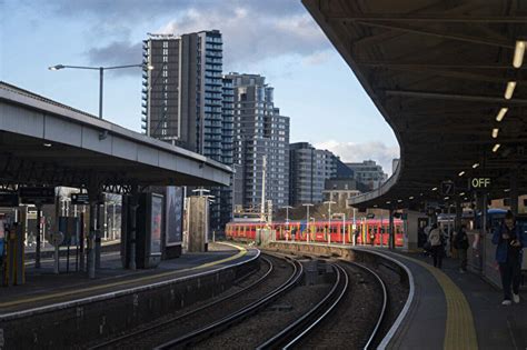 İngilterede demir yolu çalışanları greve gidiyor Londra Gazete