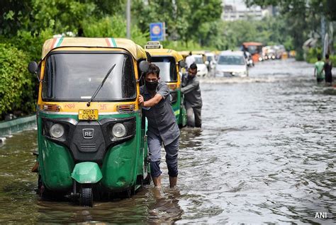 भारी बारिश से पानी पानी दिल्‍ली जलजमाव सड़कें जाम बिजली आपूर्ति प्रभावित ऑरेंज अलर्ट जारी