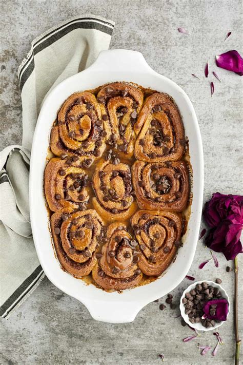 Easy Cinnamon Rolls with Caramel and Chocolate Chips