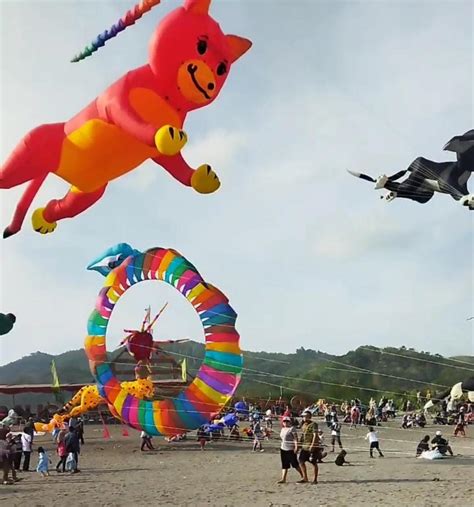 Jogja International Kite Festival Ribuan Wisatawan Padati Pantai