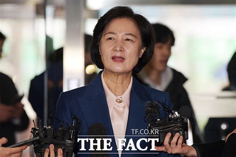 Tf사진관 추미애 돌발 등장한 반대 시민에멋쩍은 출근길 포토 기사 더팩트