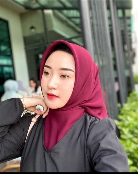 Pin oleh リスキ バグス セティアワン セティアワン di cewek hijab di 2023 Jilbab cantik