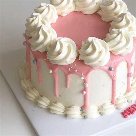 Pin By Emily Antonio On ʙɪsᴛʀᴏ Cute Birthday Cakes Cake Decorating Pretty Birthday Cakes