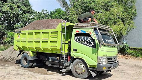 Dump Truk Pasir Hino Dutro Jomplang Full Muatan Di Penampungan Youtube