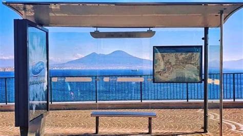 La fermata del bus più bella del mondo è a Napoli