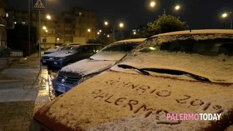 La Neve Imbianca La Parte Alta Della Citt Magia E Palle Di Neve Nel