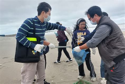 醫護一起來挽袖 親子樂活淨灘愛地球 中華日報 中華新聞雲