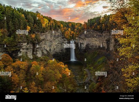 Cataratas De Taughannock Puesta De Sol En Nueva York En Colores