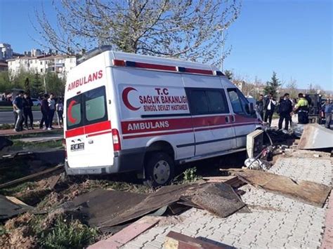 Feci kaza Ambulans ile otomobil çarpıştı