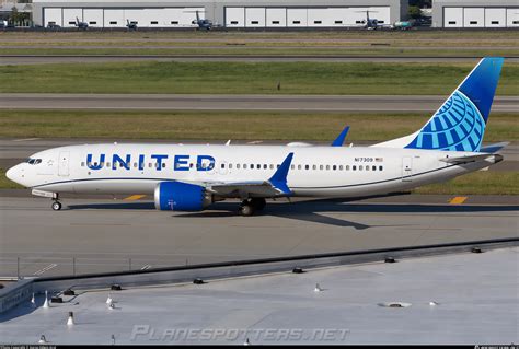 N17309 United Airlines Boeing 737 8 MAX Photo By Aaron Edwin Arul ID