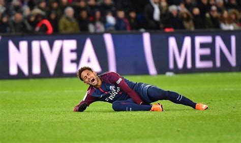 Big Blow For Psg As Neymar Suffers Ankle Injury Stretchered Off In