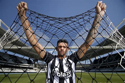 Quem é Tiquinho Soares Conheça o novo camisa 9 do Botafogo futebol ge