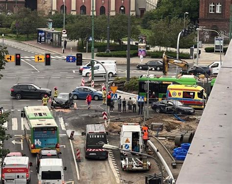 Zderzenie 3 osobówek na krzyżówce w centrum Poznania Utrudnienia