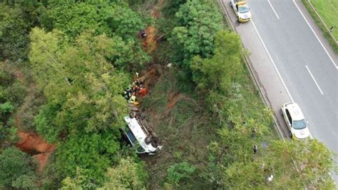 Br Nibus Pacientes Cai Em Ribanceira E Deixa Mortos E