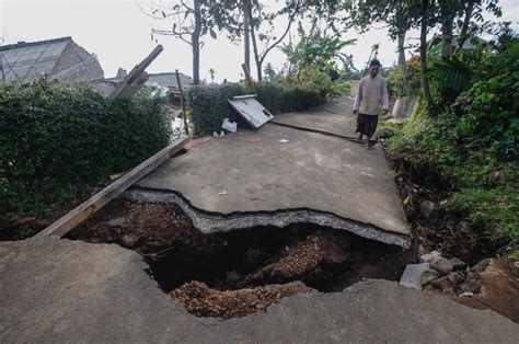 Foto Dampak Gempa Cianjur Jalan Dan Bangunan Hancur Pembrita Bogor