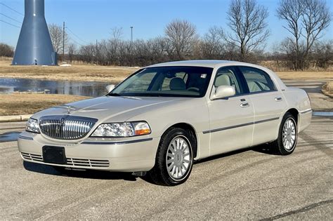 2,200-Mile 2005 Lincoln Town Car Signature for sale on BaT Auctions ...