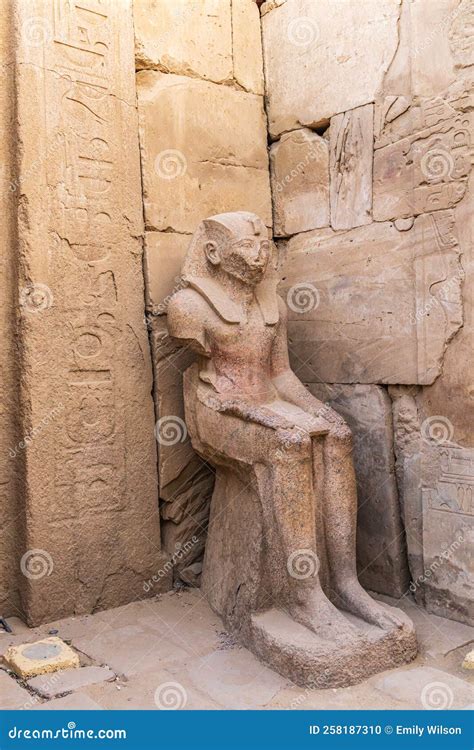 Estatua De Faroad Thutmose Iii En El Complejo Del Templo De Karnak En