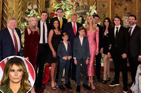 Lipsa Melaniei Din Fotografia De Craciun A Familiei Trump Da Nastere La