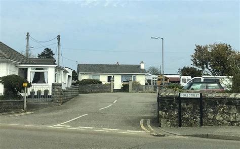 Chapel Square Leading To Chapel Farm Paul Barnett Cc By Sa