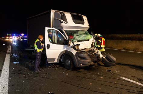 Feuerwehr Befreit Auf Der A2 Eingeklemmten Lkw Fahrer Porta