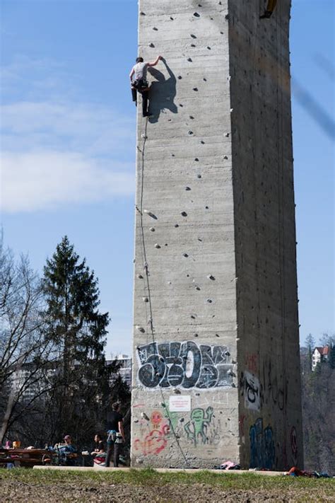 Escalador De Roca Al Aire Libre Escalando Un Muro De Hormigón · Foto De Stock Gratuita