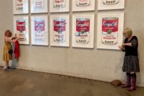 Dos Activistas Se Pegan A Las Latas De Sopa Campbell De Andy Warhol