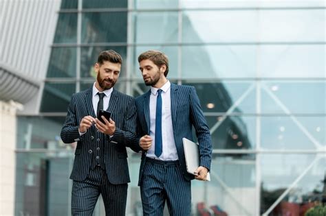 Dos Hombres De Negocios Discutiendo Juntos En Una Noticia En Un