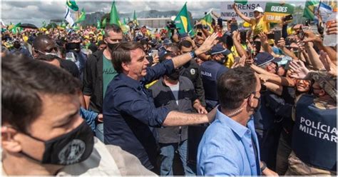 Sem M Scara Bolsonaro Cumprimenta Apoiadores Na Esplanada