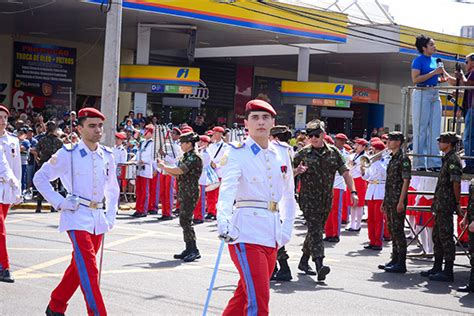 População prestigia desfile cívico militar neste 7 de Setembro