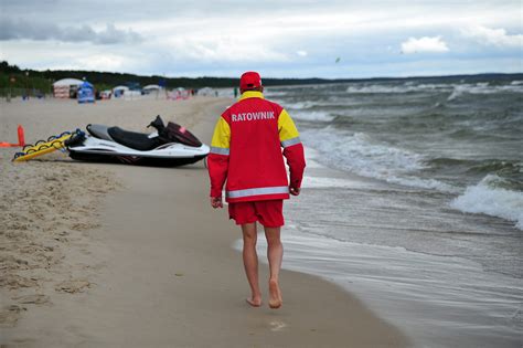 Dramat nad morzem Matka i dziecko pod wodą WP Wiadomości