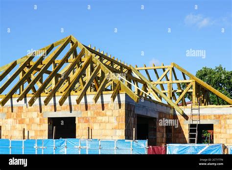 Bau Eines Neuen Wohnhauses Dach Holzstruktur Stockfotografie Alamy